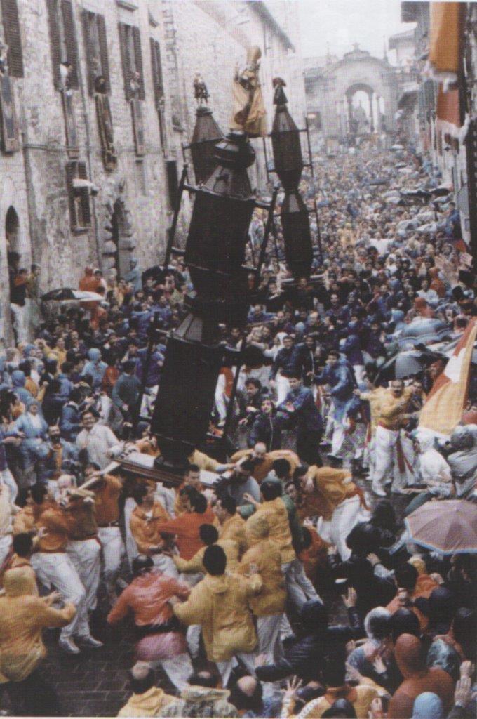 1989 Tito e Pio salvano il cero di S. Ubaldo