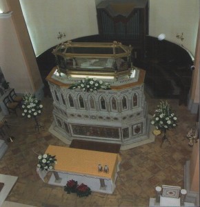 2008 S. Ubaldo altare con corpo