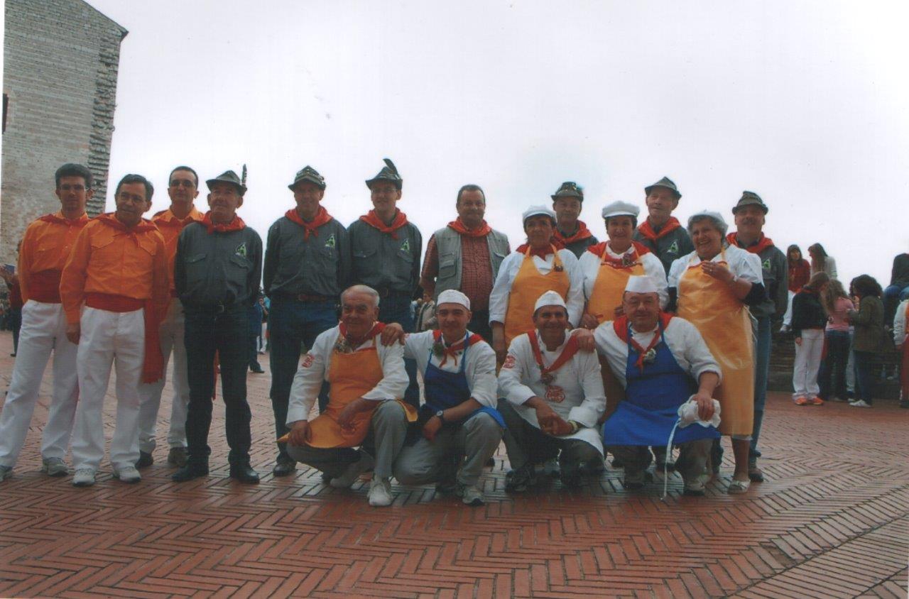 2008 alpini e cuochi muratori a piazza grande